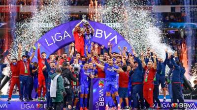 Jesús Corona y Julio Domínguez se encargaron de levantar la Copa que obtuvo Cruz Azul. Foto Twitter @LigaBBVAMX