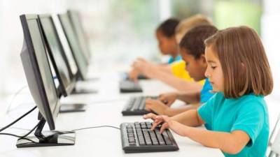 El uso de computadoras o 'tablets' no influye en el mejoramiento de los resultados académicos de los niños.