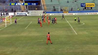 Captura de la televisión en la que se ve como Júnior Padilla sale bien habilitado.