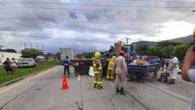 Un camioncito colisionó contra la plataforma de una rastra en el sector de Bijao. Fotografía cortesía