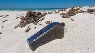 Miles de botellas de ginebra holandesa se arrojaron al mar desde barcos alemanes entre 1864 y 1933. Foto: Youtube