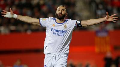 Karim Benzema una vez más se puso el traje de héroe y con su doblete le dio la victoria al Real Madrid ante Mallorca. Foto AFP.