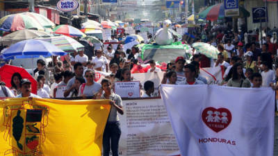 Los jóvenes de Fe y Alegría portaron pancartas y símbolos de paz durante el recorrido por las calles de El Progreso.