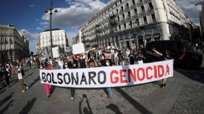 Muchos de los manifestantes llevaron carteles con el número '500.000', en alusión a la triste marca de medio millón de muertos que Brasil superó este sábado.