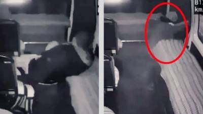 Los ladrones salieron impulsados desde la combi.