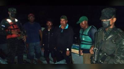 Militares y náufragos en medio del rescate en las costas de Honduras. Fotografía: Fuerzas Armadas de Honduras