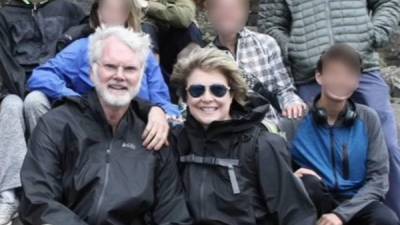El Dr. Robert Lesslie y su esposa, Barbara Lesslie, son dos de las víctimas del nuevo tiroteo en EEUU./Facebook.
