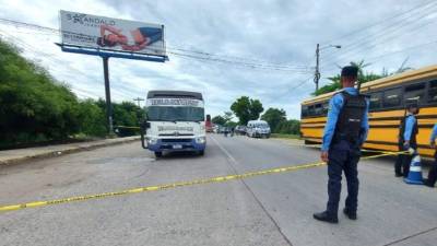 Policías resguardan la escena, donde quedó el cuerpo de German Vallecillo (23).