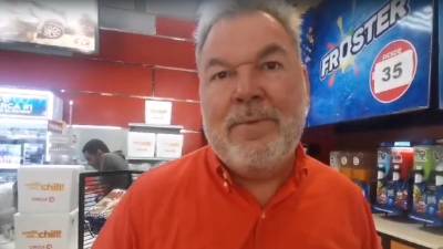 El alcalde de San Pedro Sula, Roberto Contreras, responde en inglés a un corresponsal.