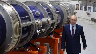 Putin examinando el colisionador NICA durante una visita al Instituto Central de Investigación de Dubná.