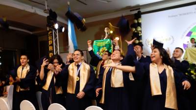 Los 22 “seniors” lanzaron su toga en símbolo de alegría por su nuevo logro.