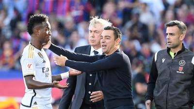 Xavi Hernández en el momento donde Vinicius abandonaba el campo tras ser reemplazo en el tramo final del clásico Barcelona vs Real Madrid.