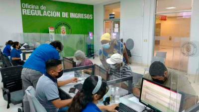 Empleados de Ingresos atienden a ciudadanos en las oficinas de Galerías del Valle..