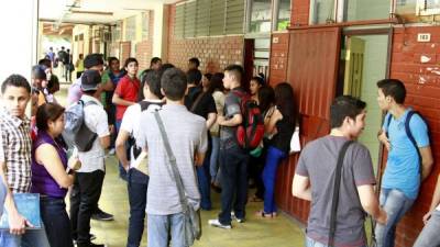 Estudiantes esperando ingresar a las aulas en el edificio 1 de la Unah-vs cerca de los servicios sanitarios que se encuentran en mal estado. foTO: Franklin Muñoz