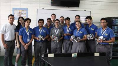 Equipo. Los doce alumnos participaron en la competencia nacional de robótica, el grupo de seniors (en el centro) representará al país en la competencia internacional en Hungría. Fotos: Franklyn Muñoz