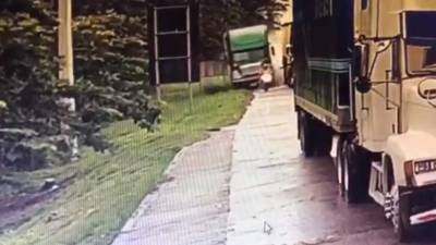 Una rastra con problemas en el sistema de frenado se accidentó este martes en el peaje de Santa Cruz de Yojoa, Cortés.