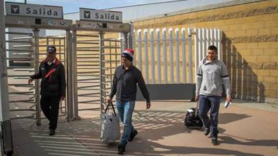 Migrantes de la primera caravana, que entraron a Estados Unidos para pedir asilo, continúan siendo devueltos a territorio mexicano por la garita El Chaparral, en Tijuana.EFE