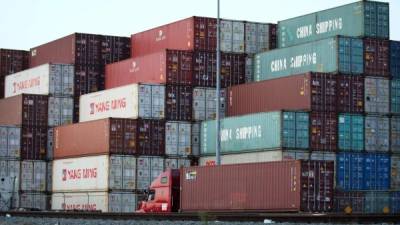 En esta foto de archivo tomada el 6 de noviembre de 2019, los contenedores de envío, algunos marcados como 'China Shipping', se apilan en el Puerto de Los Ángeles, el puerto de contenedores más activo del país, en San Pedro, California. Después de casi dos años de luchas a puñetazos, Washington y Beijing el 13 de diciembre de 2019 finalmente anunciaron un acuerdo para poner fin a la disputa. Foto:AFP