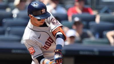 Mauricio Dubón arrancó como titular como jardinero izquierdo.