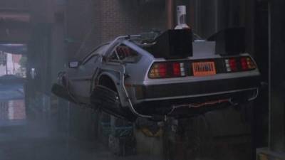 El auto del doctor Emmet Brown se adaptó al futuro al viajar al 21 de octubre del 2015. Los guinistas predijeron que en esta época todos los medios de transporte volarían.