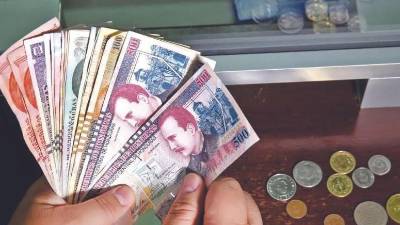 Billetes de 1, 2, 20, 100 y 500 lempiras.