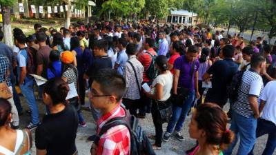 Los estudiantes de la Unah-vs ayer en el examen de aptitud.