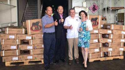 El embajador Rafael Sierra con empresarios taiwaneses celebran el primer envío.