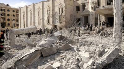 Fotografía cedida por la agencia oficial de noticias siria SANA, en el que se ve a los equipos de rescate trabajando entre las ruinas de un edificio tras un atentado cometido en Alepo, Siria. EFE/Archivo