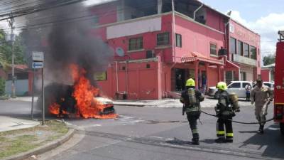 El carro quedó totalmente destruido.
