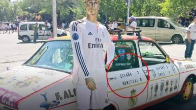 Spain fans sporting wigs and a kokoshnik (traditional Russian head-dress) cheer before the Russia 2018 World Cup Group B football match between Spain and Morocco at the Kaliningrad Stadium in Kaliningrad on June 25, 2018. / AFP PHOTO / Patrick HERTZOG / RESTRICTED TO EDITORIAL USE - NO MOBILE PUSH ALERTS/DOWNLOADS