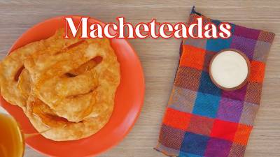 Las macheteadas se fríen en abundante aceite caliente hasta que estén doradas.