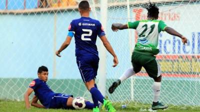Rony Flores llevó mucho peligro al área del Motagua. Foto Ronald Aceituno