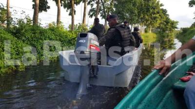 Elementos del Cuerpo de Bomberos siguen buscando a los otros dos pescadores que desaparecieron en Omoa, Cortés.