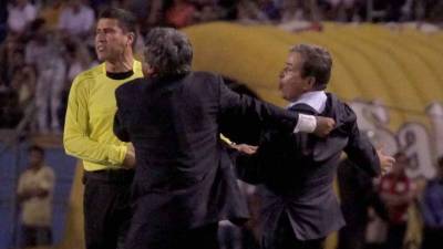 ¡Primi se pasó! El hondureño no le quedó más que darle un empujón al colombiano y hacer que los árbitros lo sacaran del partido.