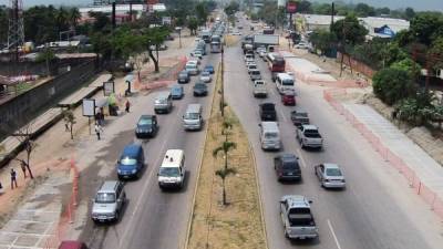 Vehículos transitando por el bulevar del norte, cerca de Los Castaños, en San Pedro Sula. Foto: Drone: Yoseph Amaya.