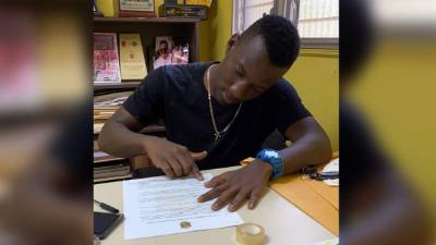 Darixon Vuelto al momento de estampar su firma con el Real España.