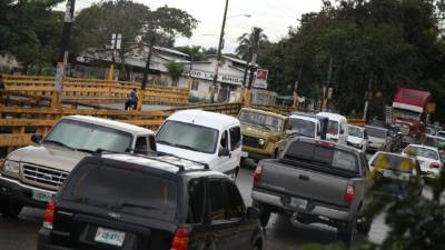 Desde tempranas horas de la mañana y durante todo el día se forman interminables filas de vehículos en la trocha en buen estado del puente Las Brisas.