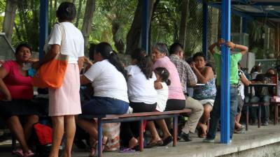 Cientos de personas consumen alimentos a diario en los negocios del hospital Mario Rivas.