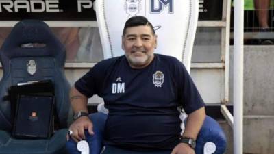 Diego Maradona mejora y pasará el fin de semana hospitalizado tras cirugía.