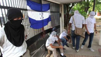 Cada alumno debe alfabetizar a dos personas durante 100 horas distribuidas en 20 semanas. Usualmente los sábados.