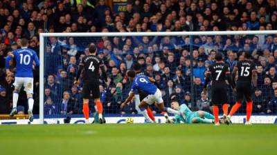 Momento en el que Dominic Calvert-Lewin vence al portero español Kepa Arrizabalaga para marcar uno de los goles del Everton ante Chelsea. Foto EFE