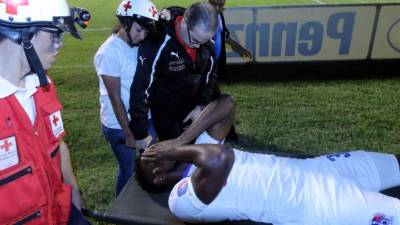Johnny Palacios cuando era sacado del campo en camilla. Foto Ronald Aceituno