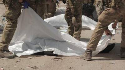 Las imágenes de la cadena británica Sky News muestran a los soldados cubriendo tres cuerpos con telas blancas. Fotografía: Sky News