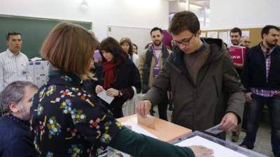 (FILES) In this file photo taken on April 14, 2019 a man waves a Spanish flag with the silhouette of the spanish medieval nobleman and military leader Rodrigo Diaz de Vivar 'El Cid', during a campaign rally of far-right party Vox, in Burgos, northern Spain ahead of the April 28 general elections. - On the margins until December 2018 when it burst onto the regional scene in Spain's south, far-right party Vox is hoping to get into the national parliament after the general elections by capitalising on lingering discontent. (Photo by CESAR MANSO / AFP)