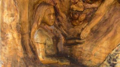 Fotografía que muestra un detalle del tronco de un árbol donde un artista talló la figura una niña, que, dicen en el pueblo, fue visitada por espíritus, en Cassadaga, en el condado Volusia en el centro de Florida (EE.UU.). EFE