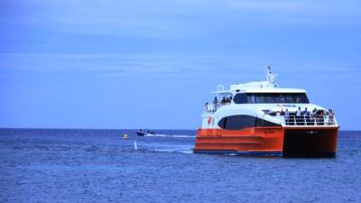 La embarcación salió ayer por la tarde de Roatán a Utila con 60 turistas en su primer viaje. Fotos: Cristina Santos