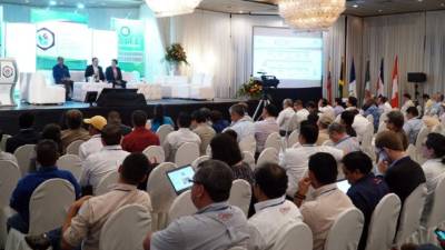 Masiva asistencia a las ponencias de investigadores y técnicos expertos en café.