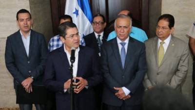 Ministro del Trabajo, Carlos Madero; presidente del Ejecutivo, Juan Orlando Hernández; presidente del Congreso Nacional, Mauricio Oliva y el coordinador General del Gobierno, Jorge Ramón Hernández Alcerro.
