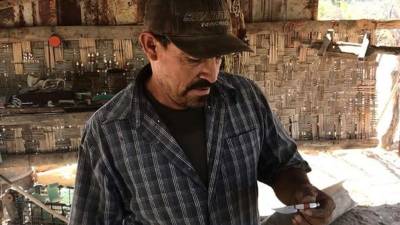 Un hombre mostró un cuchillo ayer martes en la comunidad de las Ánimas en la Paz, Baja California Sur, México.