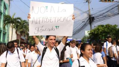 'No a la alfabetización forzada' piden los colegiales sampedranos.